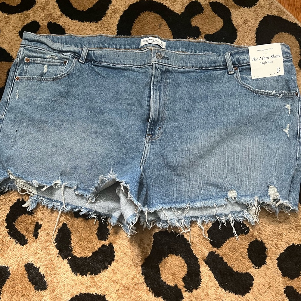 NWT Size 37 Abercrombie & Fitch Distressed High Rise Mom Shorts